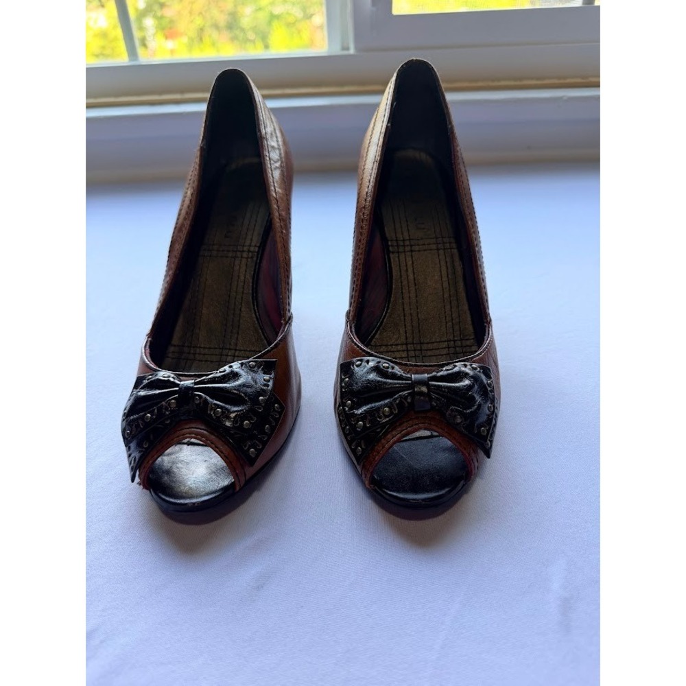 Bobbi Blu Cognac Brown Leather Peep Toe Pumps Studded Bow Heels Size 9M